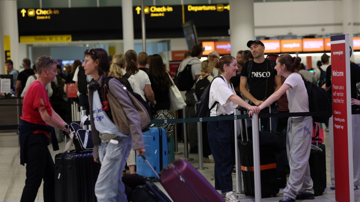 Πολύωρο χάος σε αεροδρόμια στη Βρετανία – Ακυρώθηκαν πάνω από 120 πτήσεις λόγω τεχνικού προβλήματος