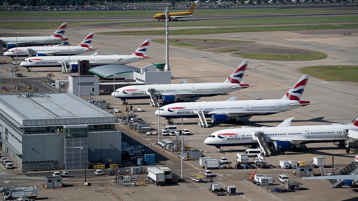 Καθηλώθηκαν για ώρα αεροπλάνα στη Βρετανία λόγω τεχνικού προβλήματος - Άρχισαν ξανά οι πτήσεις, αλλά με καθυστερήσεις

