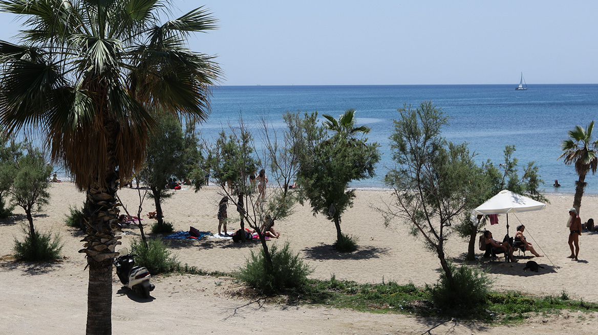 Παλαιό Φάληρο: Βίντεο που ίσως δείχνει το κοριτσάκι ζωντανό έχει στα χέρια του το Λιμενικό