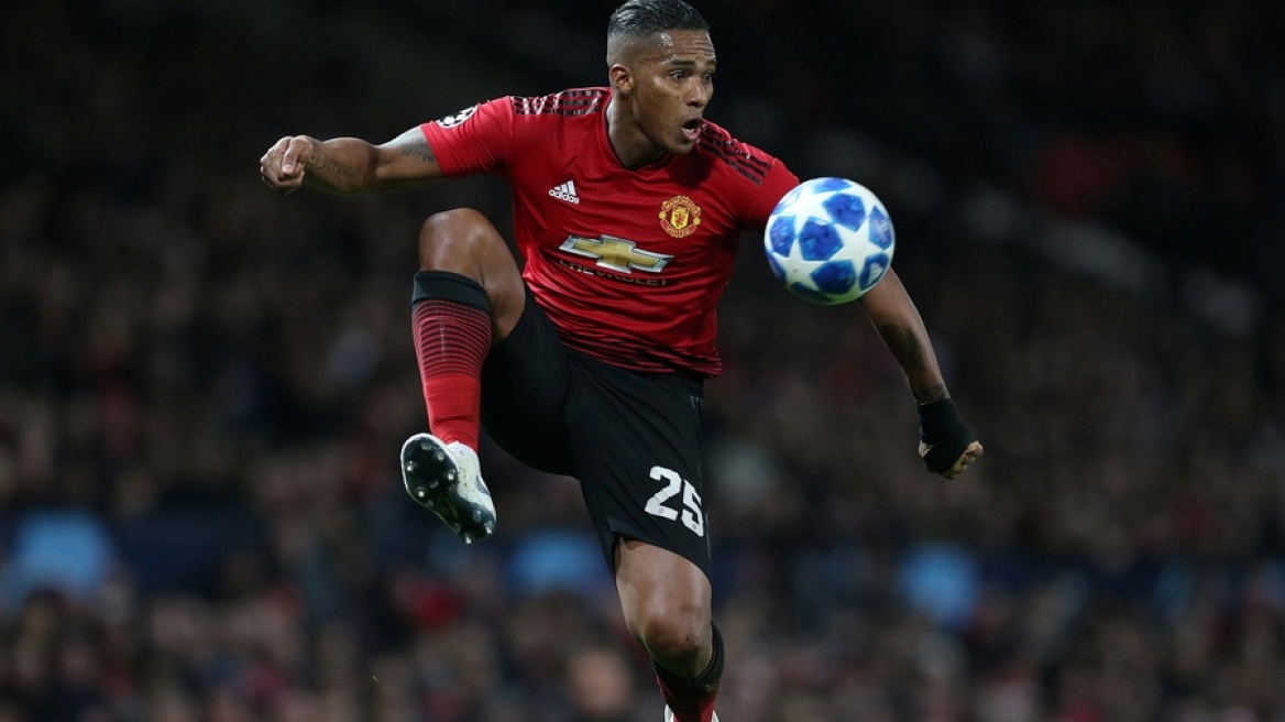 Αντόνιο Βαλέντσια: Ο πρώην αστέρας της Μάντσεστερ Γιουνάιτεντ απέτρεψε απόπειρα αυτοκτονίας άνδρα που απειλούσε να πέσει από γέφυρα
