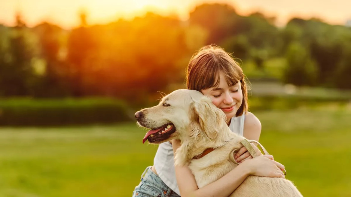 Πολλαπλή σκλήρυνση: Η… τετράποδη θεραπεία που διευκολύνει την κινητικότητα και ανακουφίζει την ψυχική ταλαιπωρία