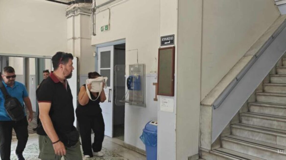 Προφυλακίστηκε η 52χρονη στον Βόλο που κατηγορείται για παιδική πορνογραφία και γενετήσιες πράξεις σε βάρος της κόρης της
