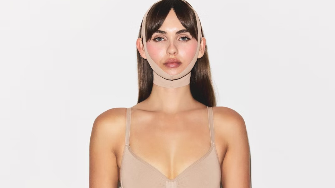 Η Kim Kardashian θέλει να φοράμε shapewear και στο πρόσωπο
