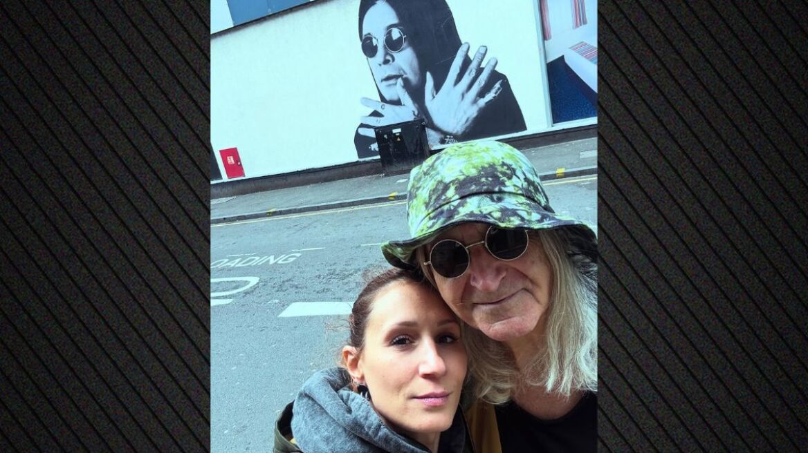 Νίκος Καρβέλας - Έλενα Φερεντίνου: Η φωτογραφία από το Μπέρμιγχαμ με φόντο γκράφιτι του Όζι Όσμπορν