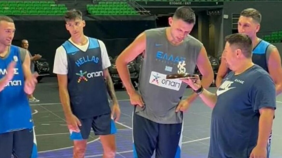 Κώστας Παπανικολάου: Γιόρτασε τα 35α γενέθλιά του στην προπόνηση της εθνικής μπάσκετ - Βίντεο