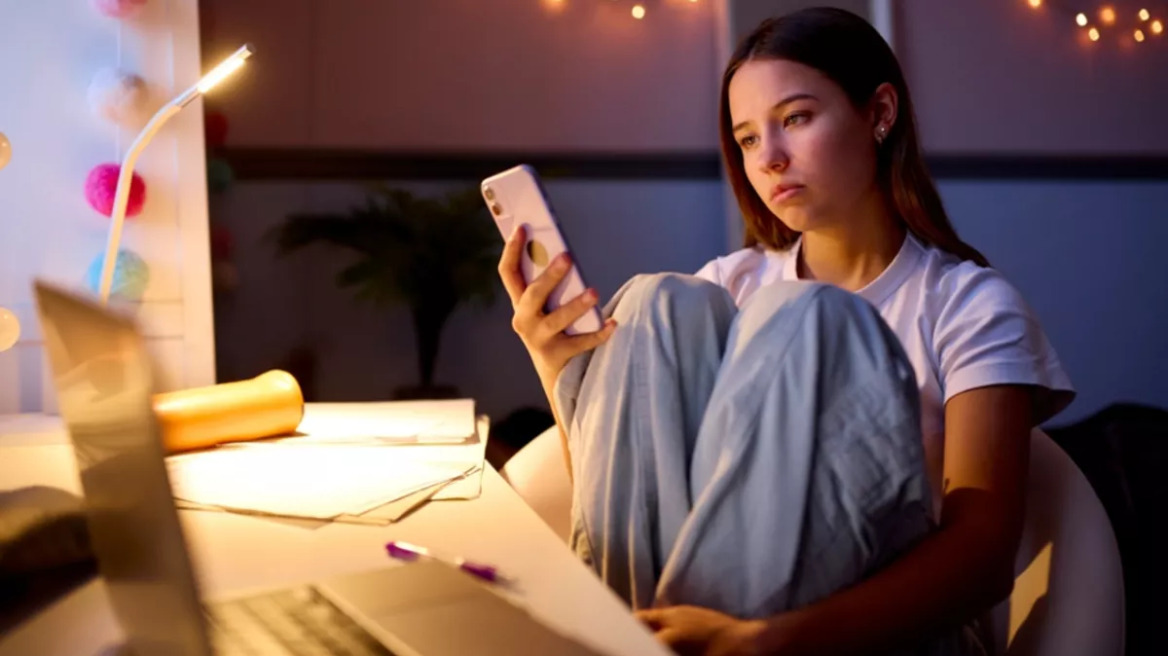 Αυξάνονται οι «ψηφιακοί φίλοι» των εφήβων – Πώς να προφυλάξουμε τα παιδιά