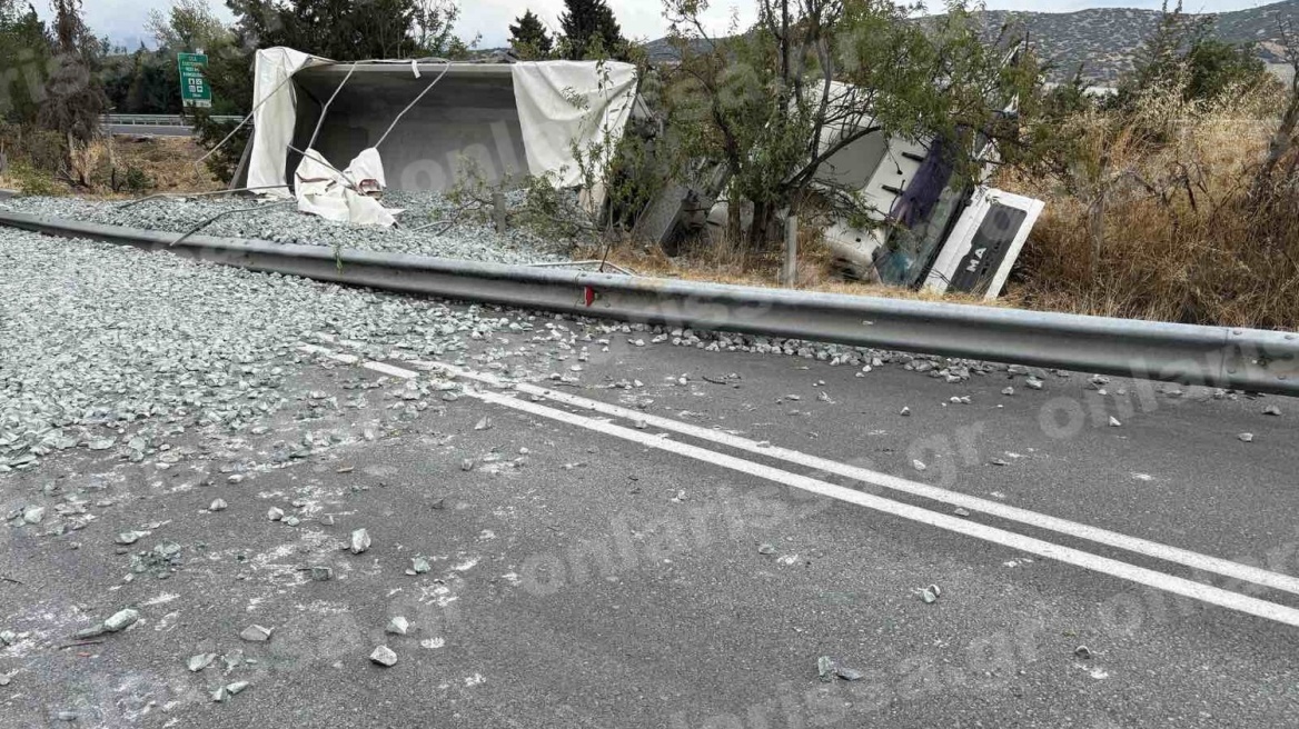 Τροχαίο στη Λάρισα: Νταλίκα εξετράπη της πορείας της και προσγειώθηκε στον παράδρομο της εθνικής οδού