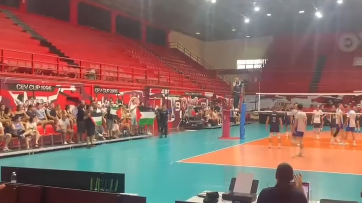 Βίντεο: Διακοπή φιλικού αγώνα βόλεϊ Ελλάδας και Ισραήλ - Διαδηλωτές μπήκαν στο γήπεδο με παλαιστινιακές σημαίες