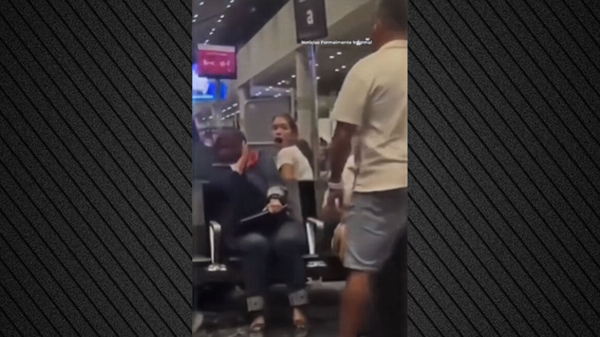 Αδιανόητο περιστατικό στην Κολομβία - Άντρας χαστούκισε γυναίκα σε αεροδρόμιο επειδή δεν τον άφησε να κάτσει δίπλα στη γυναίκα του, δείτε βίντεο
