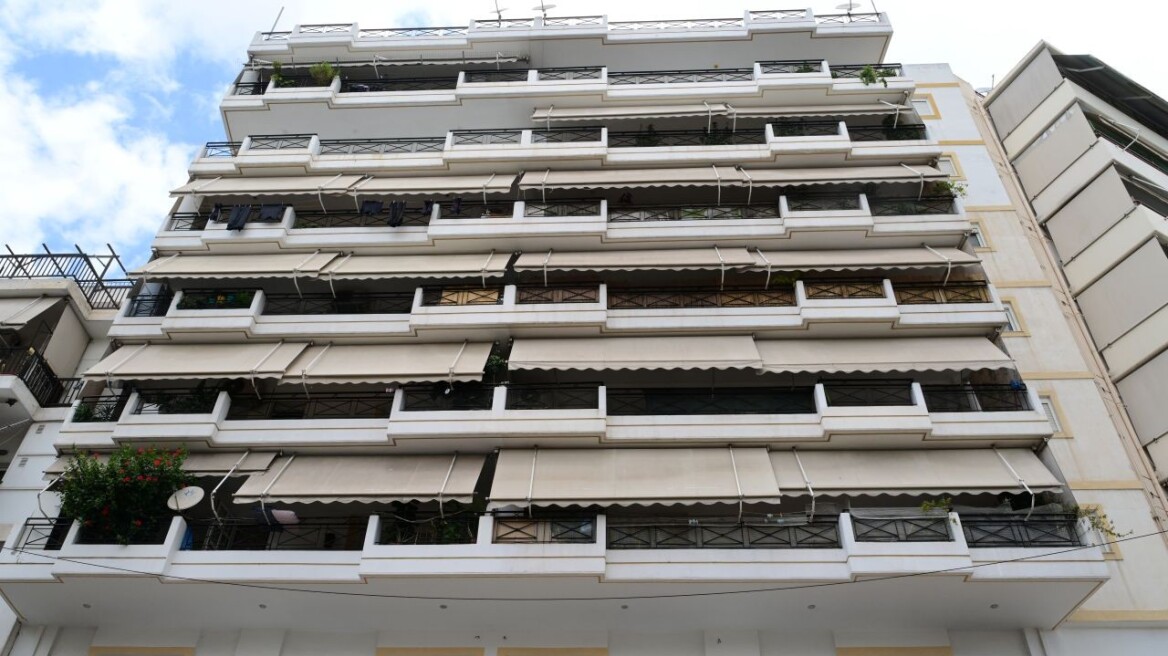 Πολύωρη έρευνα στο σπίτι της 32χρονης για τον θάνατο του παιδιού στο Παλαιό Φάληρο – Τι εντόπισαν οι Αρχές