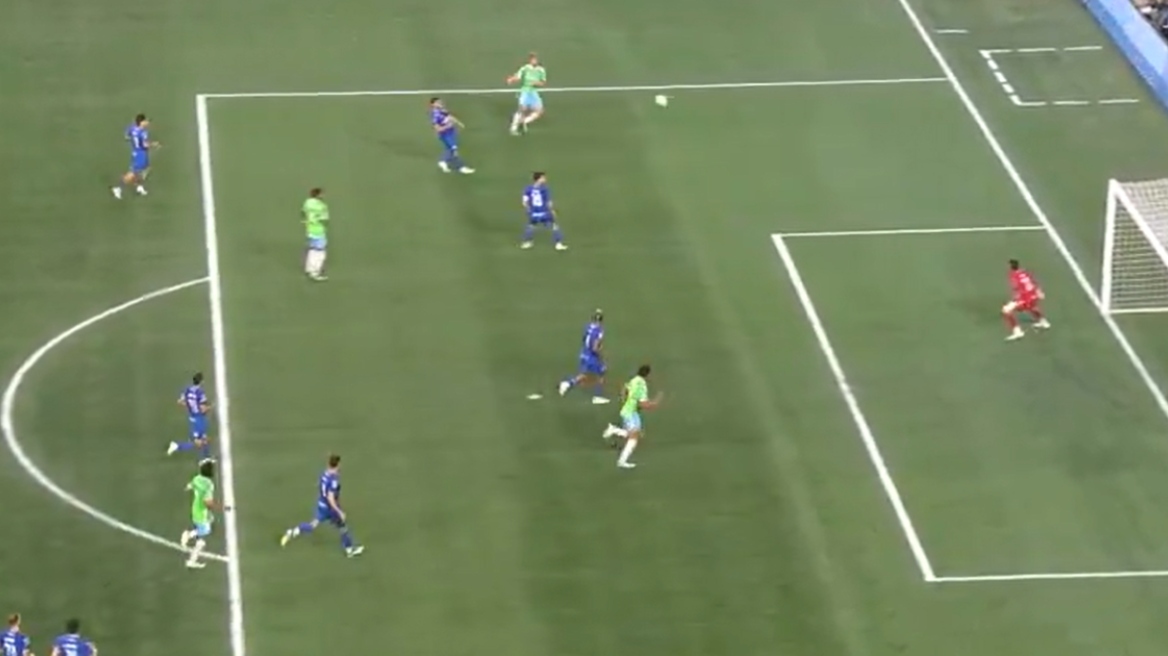 Απίθανο γκολ του Πέδρο Ντε Λα Βέγκα απέναντι στην Κρουζ Αζούλ του Γιακουμάκη - Δείτε βίντεο