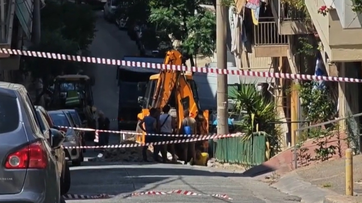 Γκύζη: Κλειστή η οδός Αμφείας λόγω θραύσης αγωγού της ΕΥΔΑΠ
