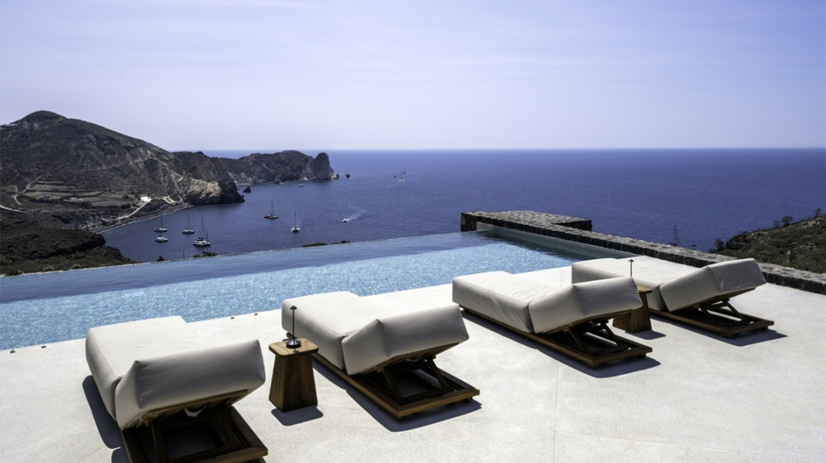 Σαντορίνη: Η εντυπωσιακή ανακαίνιση μιας βίλας με όραμα μοντέρνας αισθητικής