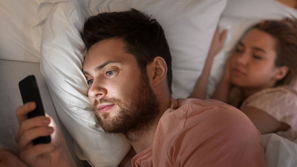 Απιστία: Λίστα με 20 σημάδια που δείχνουν ότι ο σύντροφός σας μπορεί να σας απατά