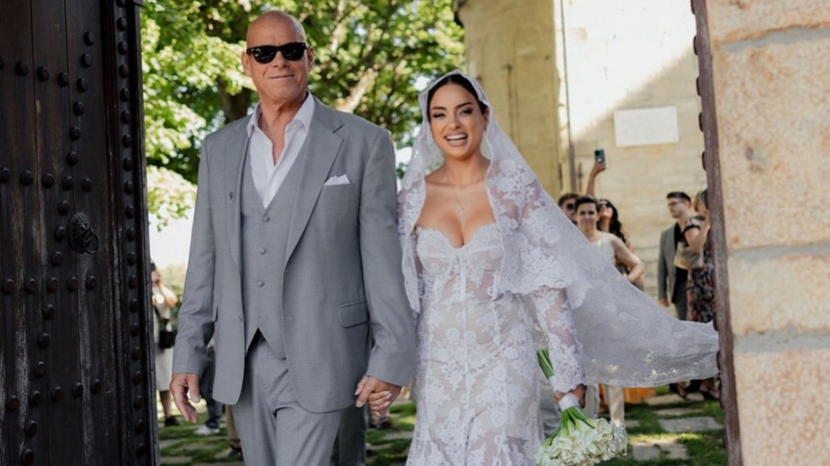 Η Ελπίδα Ιακωβίδου δημοσίευσε φωτογραφίες από τον γάμο της με τον Τζώνη Καλημέρη