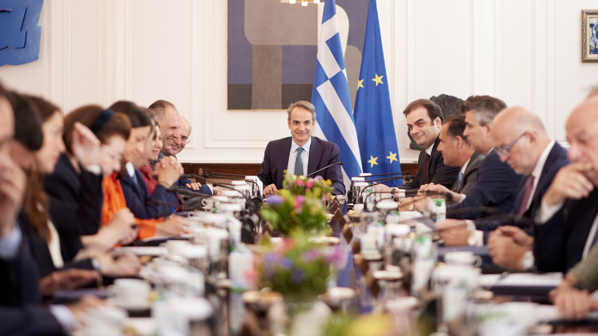 Το σχέδιο της κυβέρνησης: Ανάταξη, διακοπές και ραντεβού στη ΔΕΘ