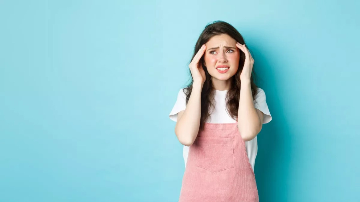 Ημικρανίες: Ο παράγοντας που προκαλεί «πυροτεχνήματα» στο κεφάλι μας – 6 tips διαχείρισης