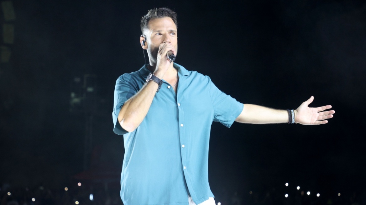 O Αργυρός ζήτησε ενός λεπτού σιγή για τον συνεργάτη του που σκοτώθηκε - «Αυτή η συναυλία είναι αφιερωμένη στον φίλο μας Γιάννη Αρτόπουλο»