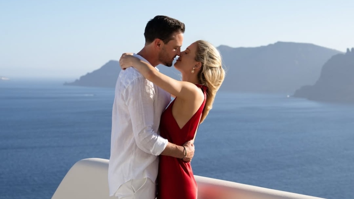 Ελίζα Σπένσερ: Σαντορίνη, πάντα θα έχεις μια ξεχωριστή θέση στην καρδιά μας, γράφει μετά τον αρραβώνα της
