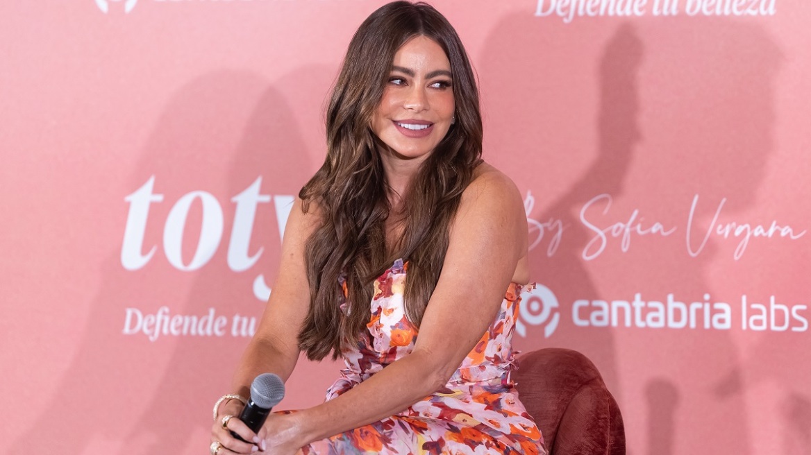 Σοφία Βεργκάρα: Διχάζει άγαλμα επτά μέτρων προς τιμήν της - «Θα νομίζουν ότι ήταν καμιά θεότητα» (βίντεο)