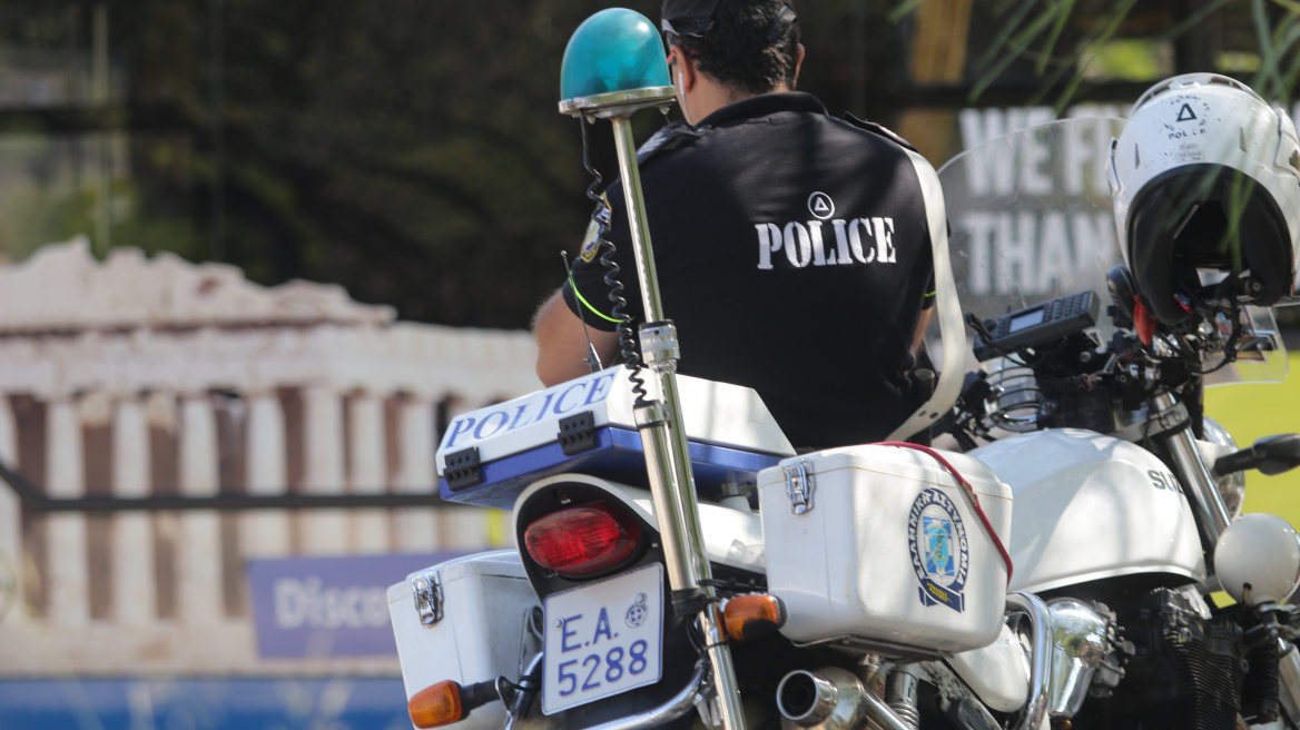 Ανατροπή γερανοφόρου οχήματος χωρίς τραυματισμούς.
