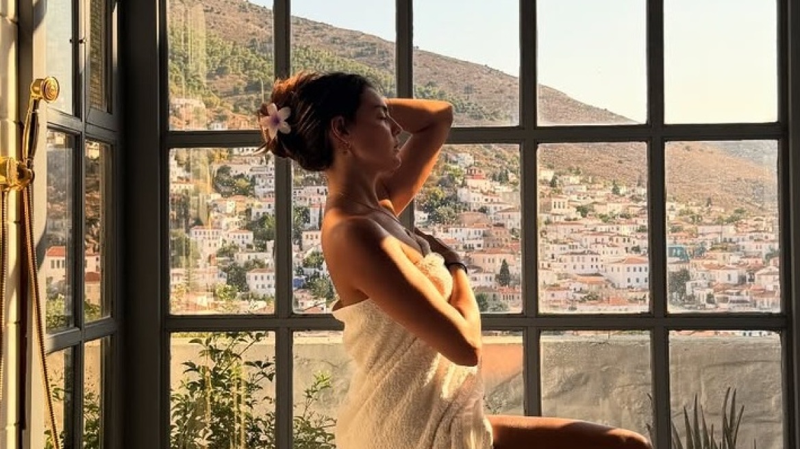 Η Βρισηίδα Ανδριώτου φωτογραφήθηκε καλυμμένη μόνο με μια πετσέτα στο μπάνιο της - «Δεν ήξερα ποια να διαλέξω»