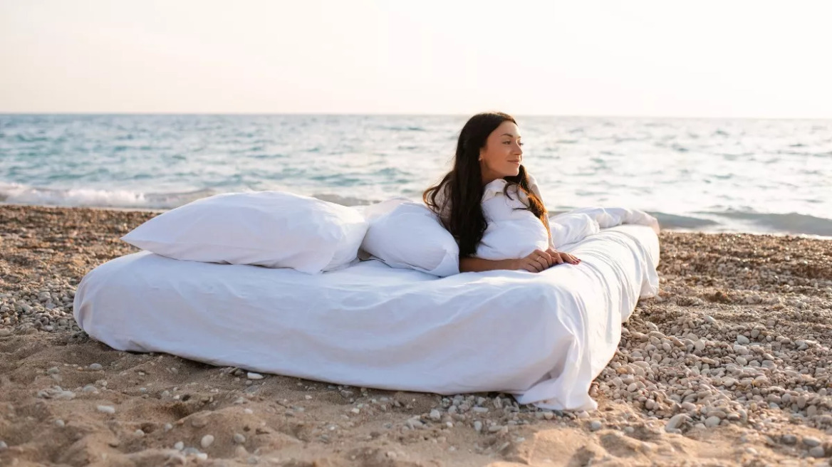 Ύπνος: Γιατί μας αρέσει το χουζούρι στις διακοπές – Μια ειδικός εξηγεί