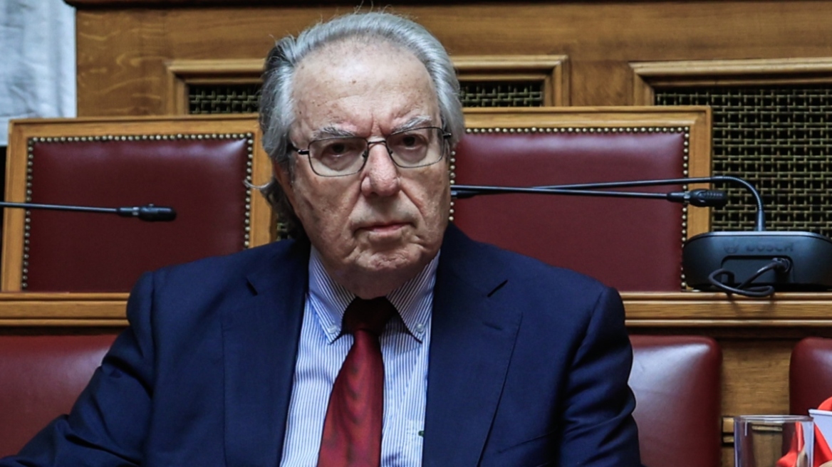 Μπαμπινιώτης: Δεν είναι ακόλουθος στο Facebook, είναι ακολουθών