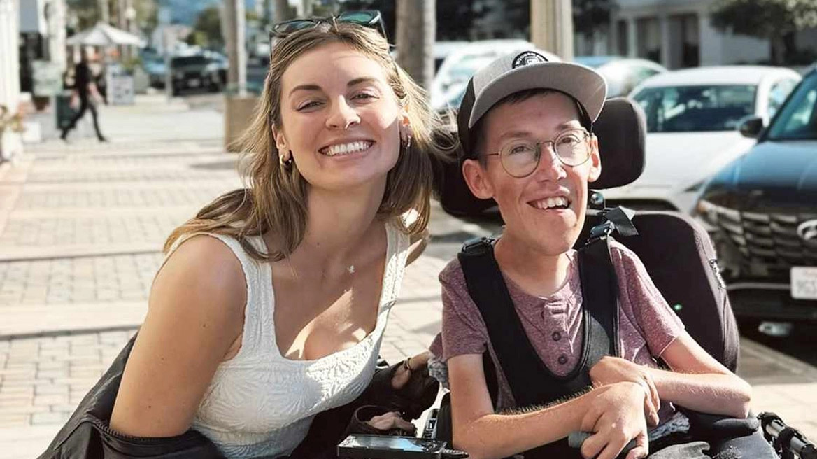 «Την πληρώνει για να είναι μαζί του»: Παντρεμένο ζευγάρι απαντά σε όσους αμφισβητούν την αγάπη τους (vid)