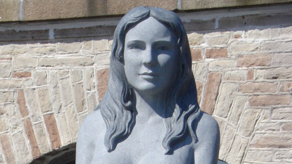 Γυμνόστηθο άγαλμα γοργόνας διχάζει τη Δανία: «Είναι πορνογραφικό» λένε - Εξετάζεται η απόσυρσή του