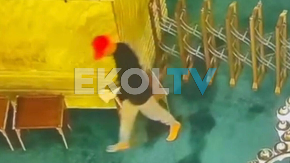 Απόπειρα εμπρησμού στην Αγιά Σοφιά - Συνελήφθη ο δράστης που έβαλε φωτιά σε χαρτιά μετά από προσευχή