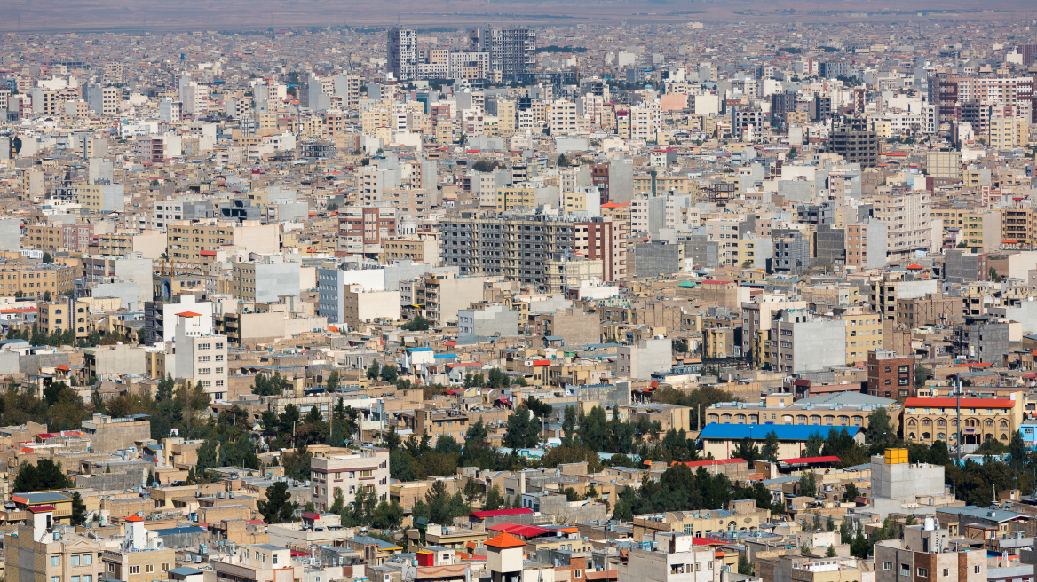 Το Ιράν κλείνει δημόσιες υπηρεσίες λόγω καύσωνα - Σε ασυνήθιστα χαμηλά τα αποθέματα στους ταμιευτήρες νερού
