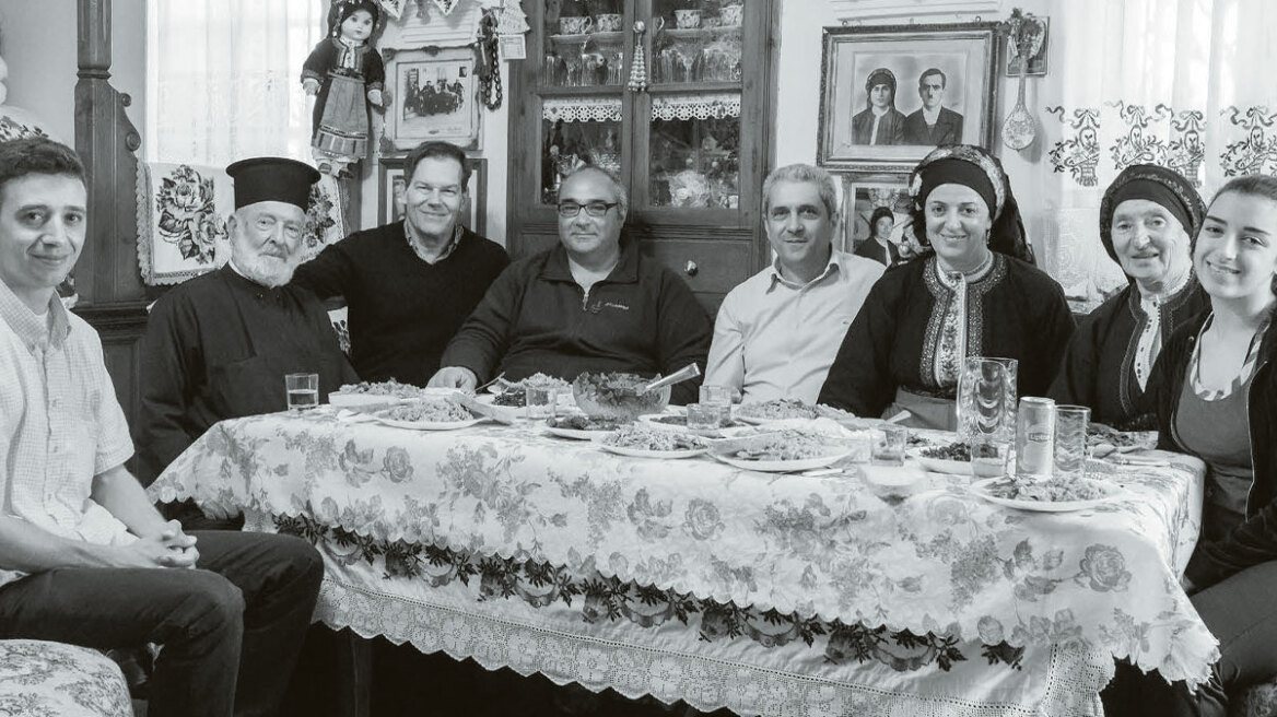 «Ζουμ» στα ελληνικά χωριά: Καφενεία, εκκλησίες και πανηγύρια με τα μάτια ενός Ελβετού... οφθαλμίατρου