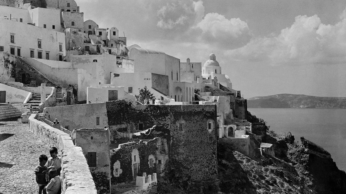 Έκθεση φωτογραφίας στη Σαντορίνη: Ταξίδι στην εποχή πριν από τον μεγάλο σεισμό
