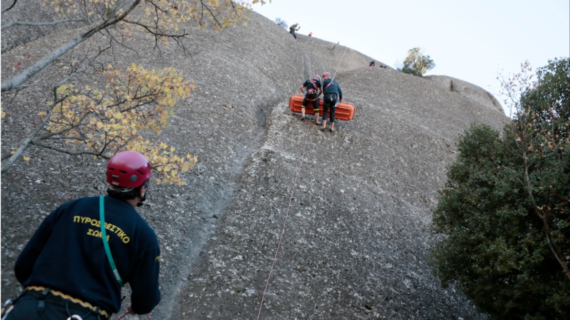 Ολοκληρώθηκε η επιχείρηση της πυροσβεστικής για τη μεταφορά βαριά τραυματισμένης γυναίκας στη Σαμοθράκη 