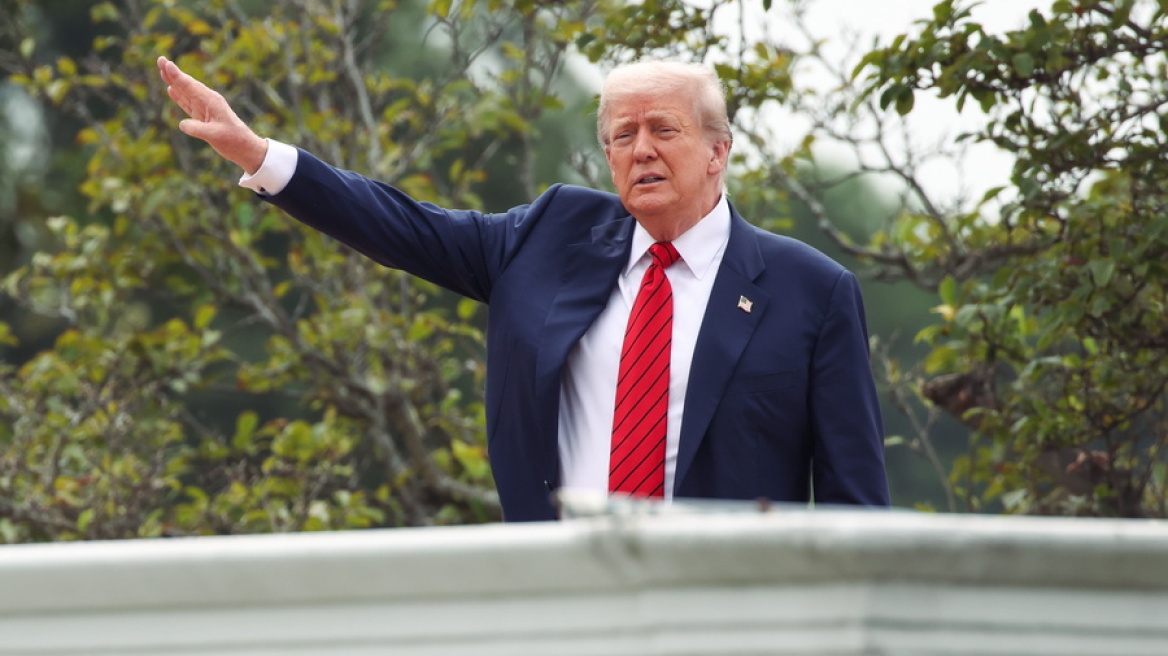 Ο Τραμπ στην ταράτσα του Λευκού Οίκου - Είδε τα έργα για τη νέα αίθουσα δεξιώσεων των 200 εκατ. δολαρίων: «Ό,τι κάνω, το χρηματοδοτώ εγώ»