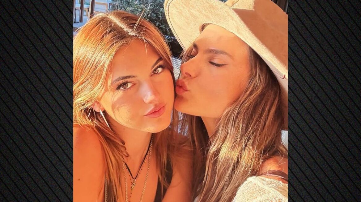 Η Αλεσάντρα Αμπρόσιο κάνει διακοπές στην Ίμπιζα με τη 17χρονη κόρη της 