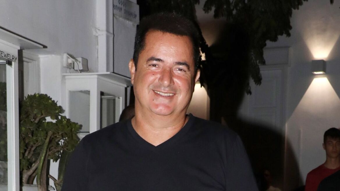 Ατζούν Ιλίτζαλι: Συνεχίζει τις διακοπές του στα ελληνικά νησιά - Η φωτογραφία με το σκάφος του