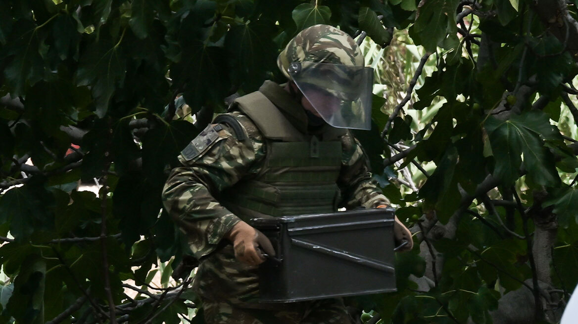 Φωτογραφίες: Απομακρύνθηκε το βλήμα στο Παλαιό Φάληρο, στο σημείο ειδικό κλιμάκιο


