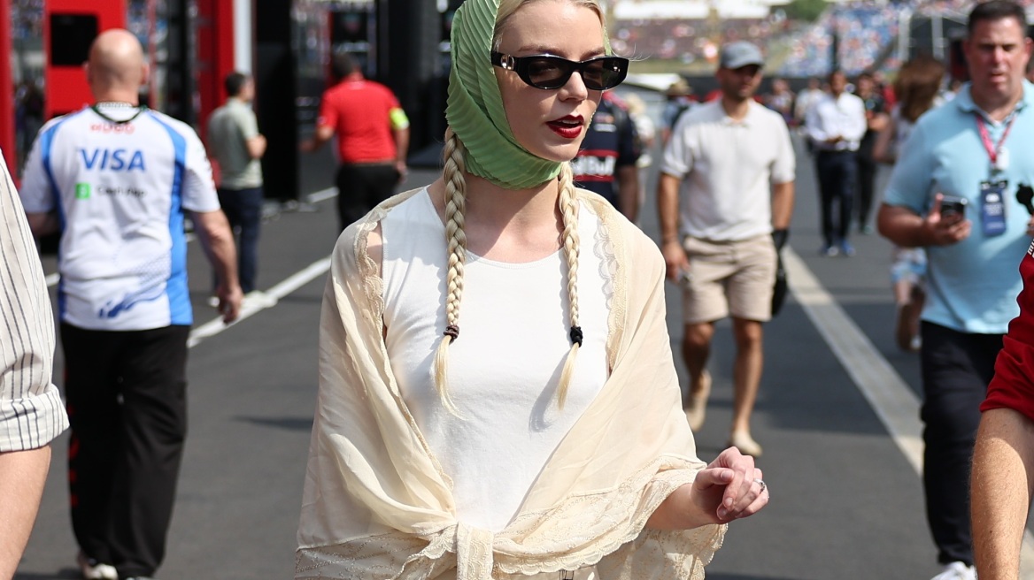 Η Άνια Τέιλορ-Τζόι συμπλήρωσε το λευκό σύνολό της με τρία διαφορετικά φουλάρια
