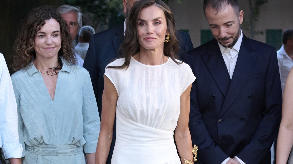 Η βασίλισσα Λετίσια φόρεσε το πιο κομψό λευκό λινό φόρεμα του καλοκαιριού
