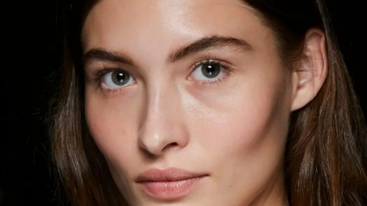 Το τρικ των makeup artists που μπορείτε να εφαρμόζετε όταν η επιδερμίδα σας δείχνει κουρασμένη και θαμπή

