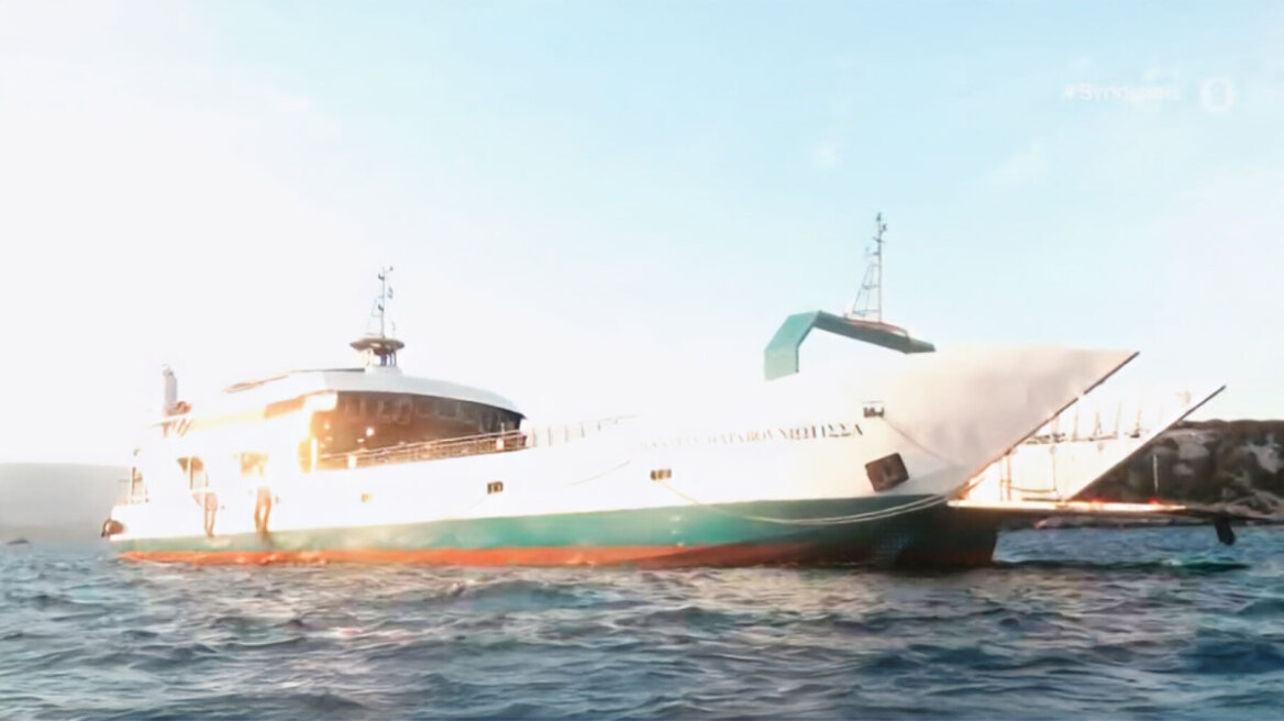 Παραμένει κολλημένο το φέρι μποτ που έπεσε σε ξέρα στα Στύρα - Τα ερωτήματα για τον καπετάνιο που ζητούν απαντήσεις