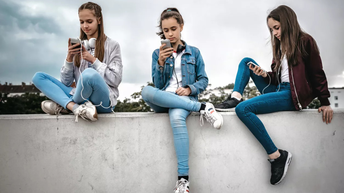 Παιδί: Γιατί η απαγόρευση κινητού δεν λύνει το αληθινό πρόβλημα – 6 στρατηγικές που βοηθούν περισσότερο