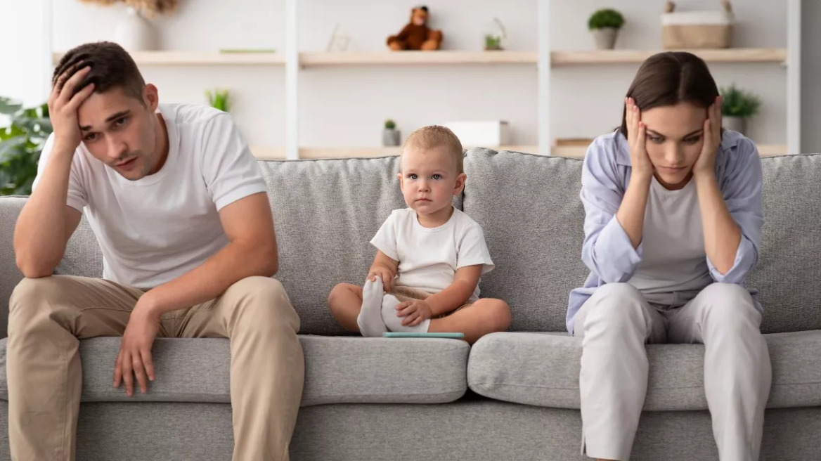 Γιατί οι γονείς αισθάνονται αποτυχημένοι τόσο συχνά – Τι φταίει και πώς μπορεί να αλλάξει