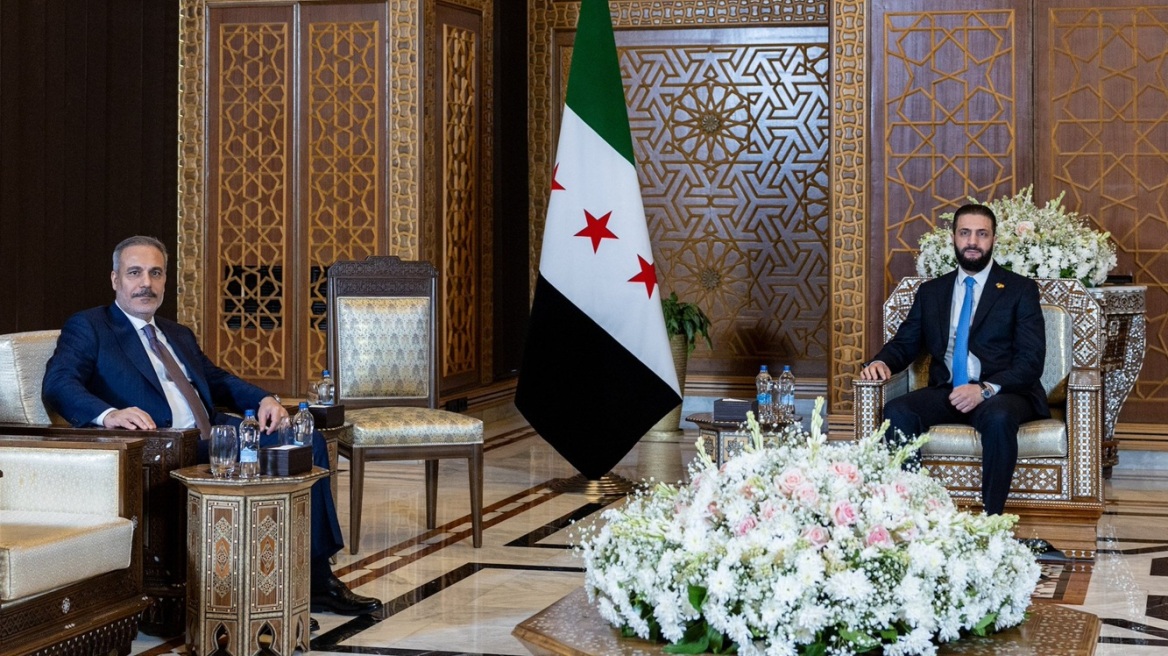 Στη Δαμασκό ο Φιντάν, συναντήθηκε με τον Σάρα - Στο επίκεντρο η επιθετικότητα του Ισραήλ και η ανοικοδόμηση της Συρίας