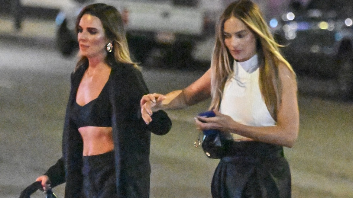 Η Μάργκοτ Ρόμπι εντυπωσιάζει με halter top και πανύψηλες πλατφόρμες σε βραδινή έξοδο
