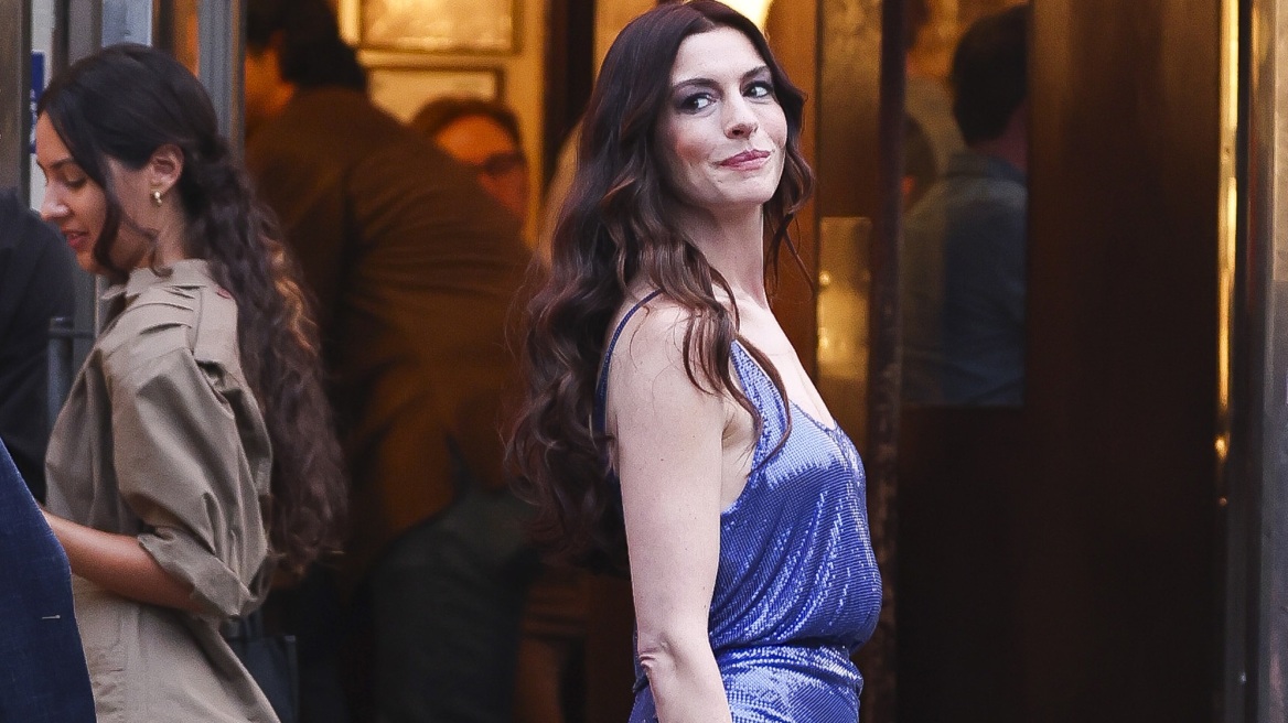 Η Αν Χάθαγουεϊ φόρεσε το πιο εντυπωσιακό φόρεμα του οίκου Rabanne στο σετ του «Devil Wears Prada 2»
