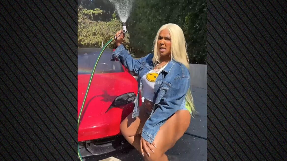 Η Lizzo χορεύει twerk ενώ πλένει ένα αυτοκίνητο - Δείτε το βίντεο