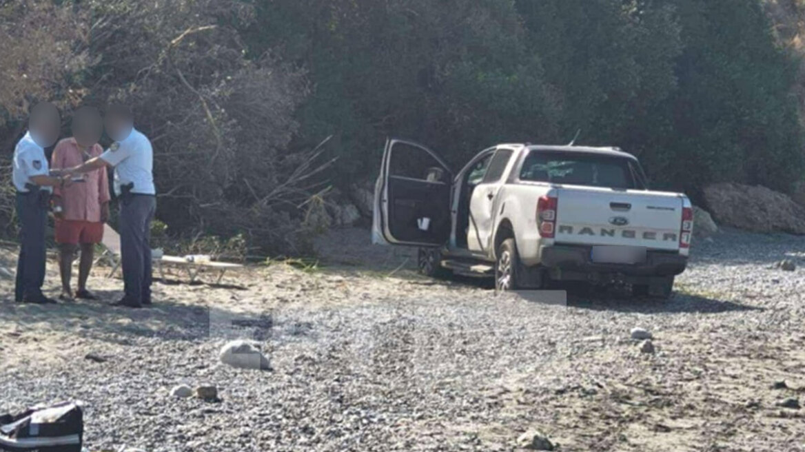 Μεσσηνία: Αυτοκίνητο έπεσε από γκρεμό 9 μέτρων στην παραλία της Σάντοβας 
